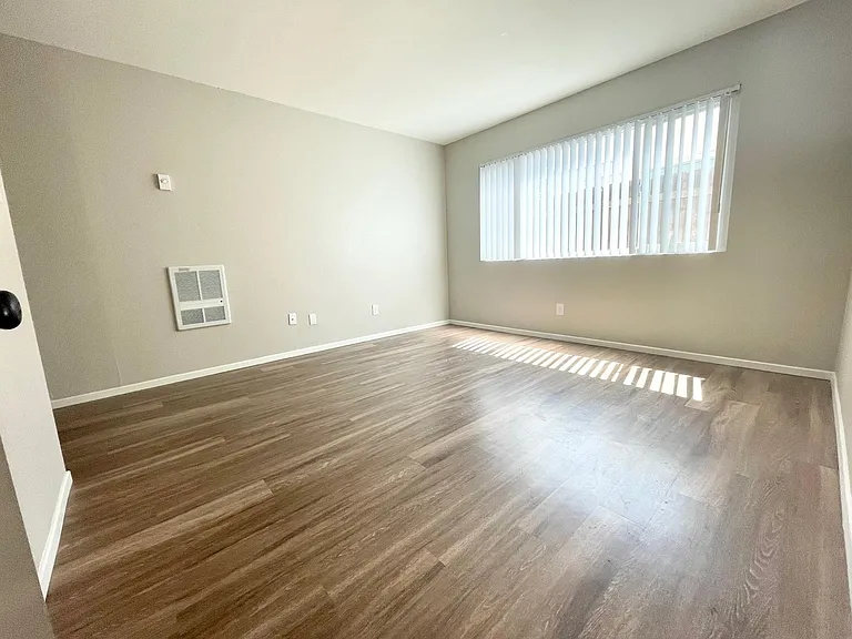 1141 E 7th St #3 — Photo 4