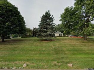 2651 Glouchester Rd, Rochester Hills, MI 48309