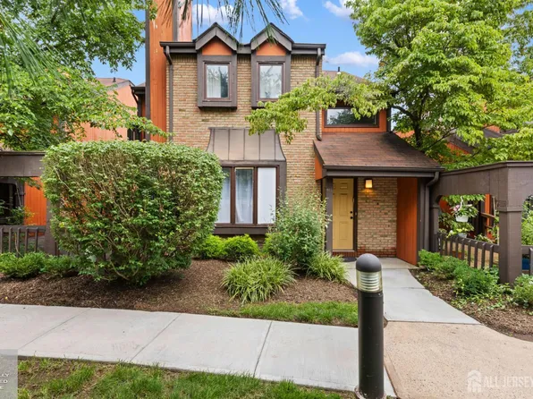 142 Riverbend Dr, North Brunswick, NJ 08902