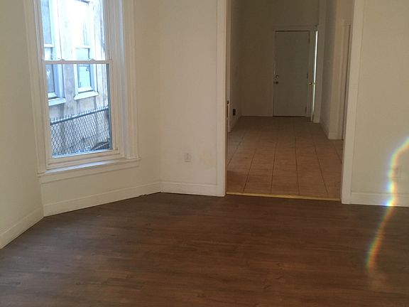 2nd image of 5549 Larchwood Ave #House