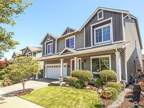 Landscaped front yard with Covered front porch.>