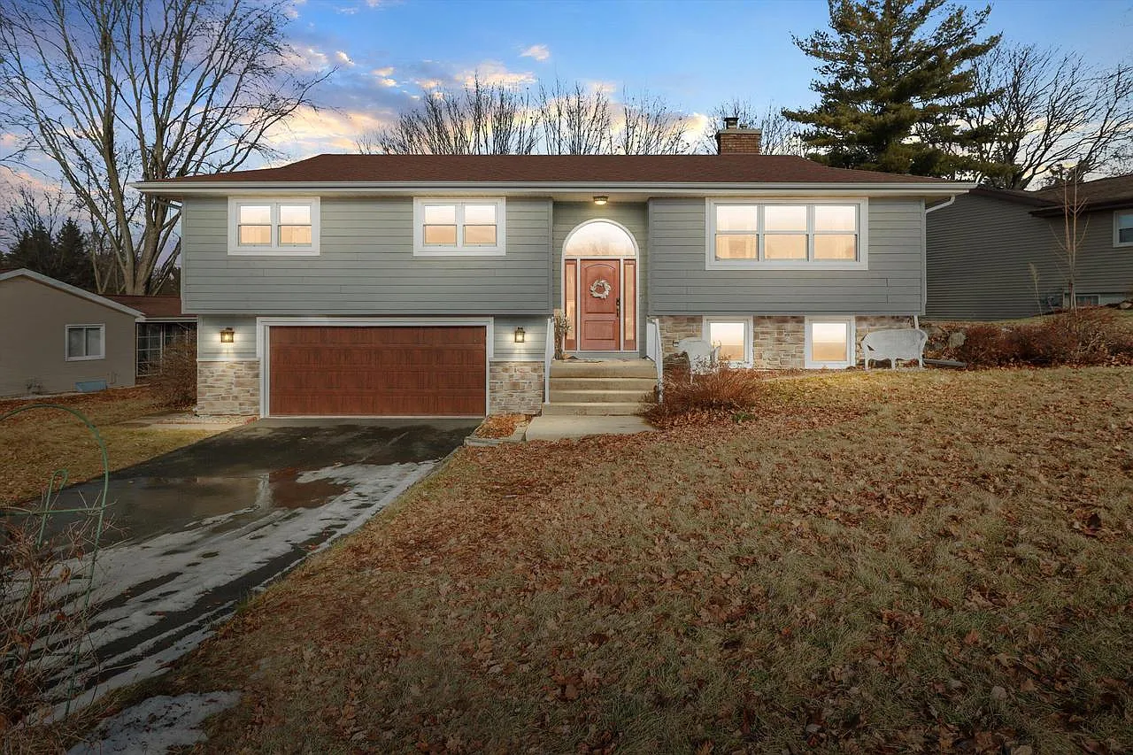 105 Winston WAY photo 1