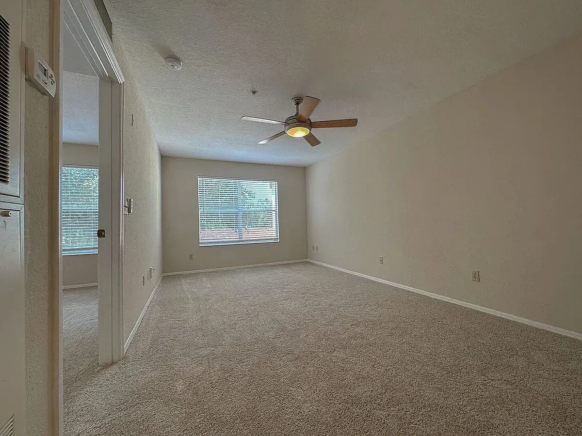 Building Photo - 827 Camargo Way #210
