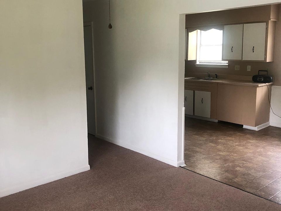 1st image of 370 N Oak Ct