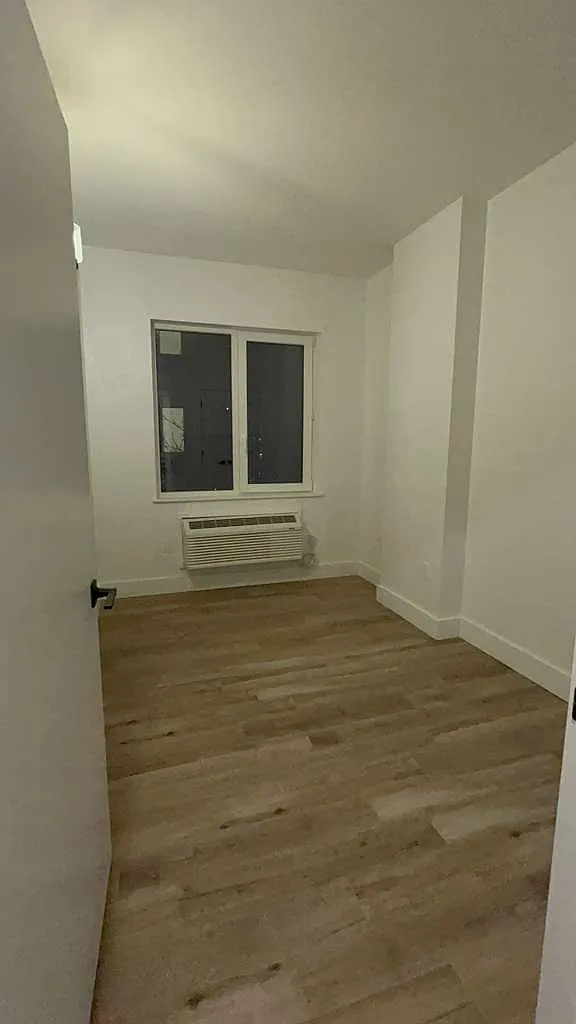 3 bed, 1000 sqft, $3,811 — Photo 2