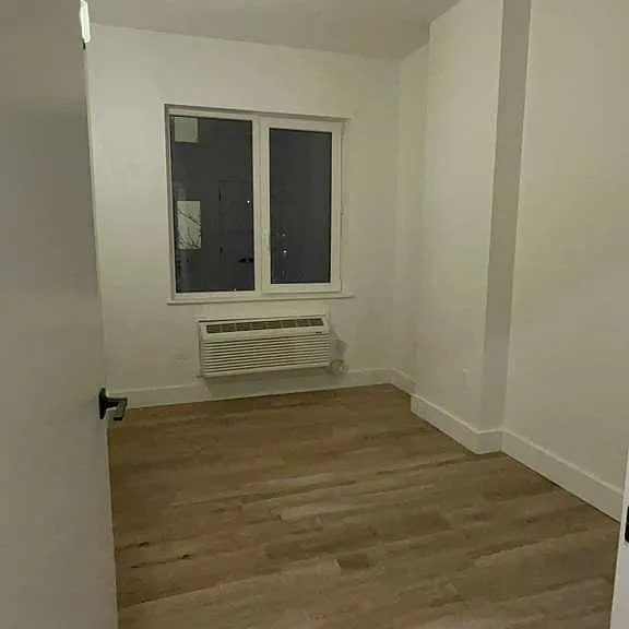1801 Weeks Ave #5J — Photo 2