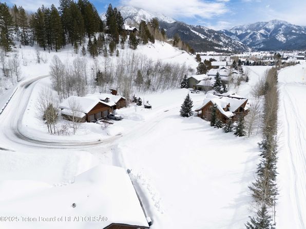 25 Meadow Ridge Rd, Alpine, WY 83128