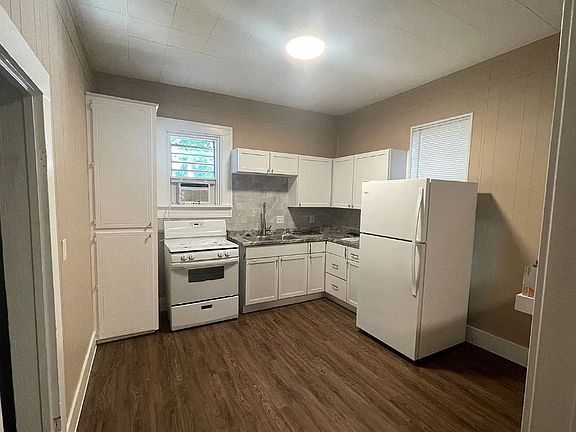 4th image of 215 Maple St