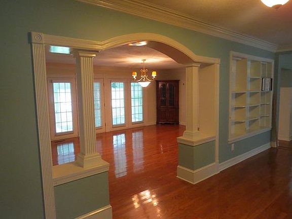5th image of 2900 Highland Dr NE