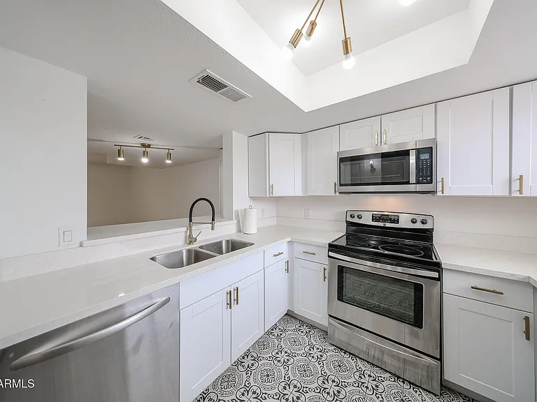 812 W 14th St — Photo 9