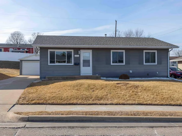 2325 Crissy Dr, Dubuque, IA 52001