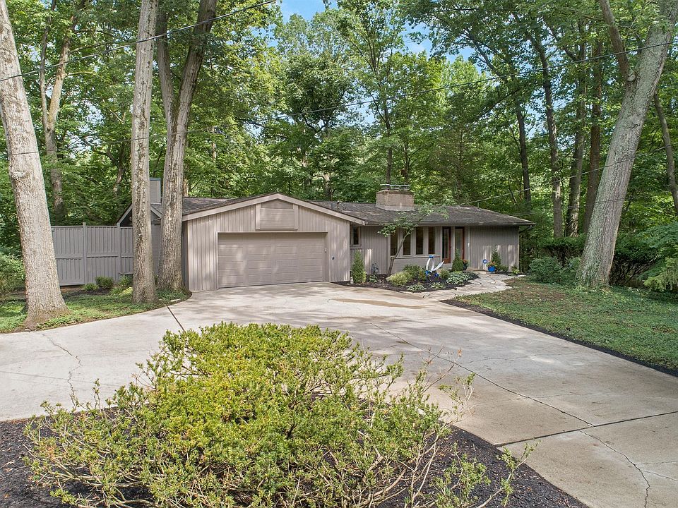 1st image of 584 Yaronia Dr N