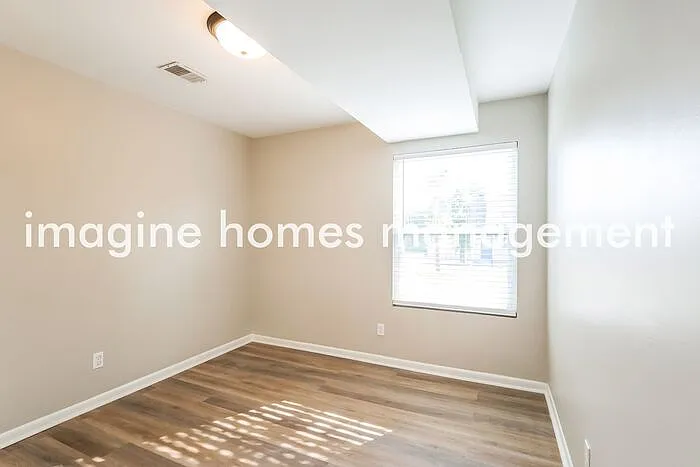 410 W 23rd St — Photo 10