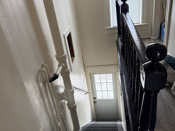 512 Stairwell/Entry
