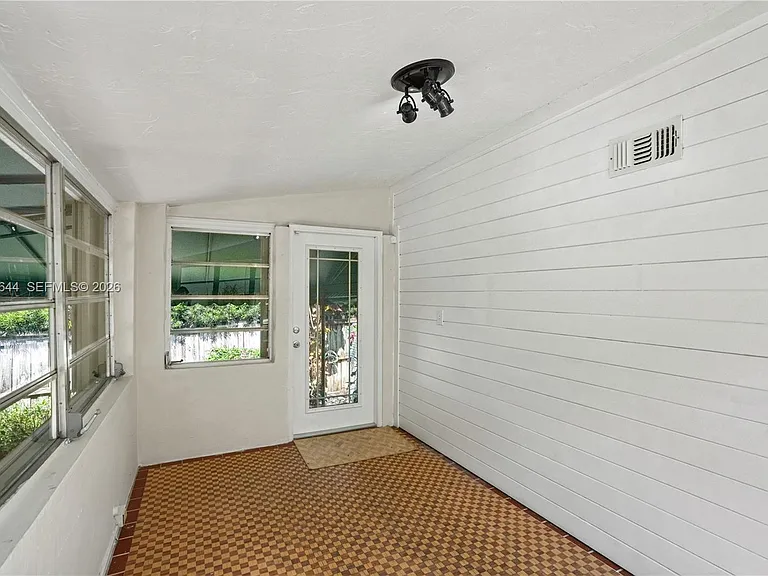 2460 SW 24th St — Photo 36