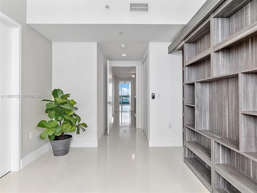 2 bed, 2.5 bath, 1954 sqft, $7,500 — Photo 2
