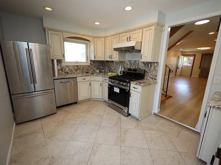 178 Spratt Ave — Photo 8