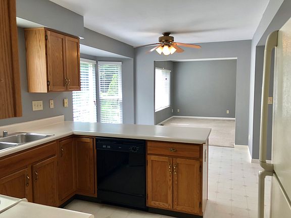 3rd image of 8468 Woodcreek Dr
