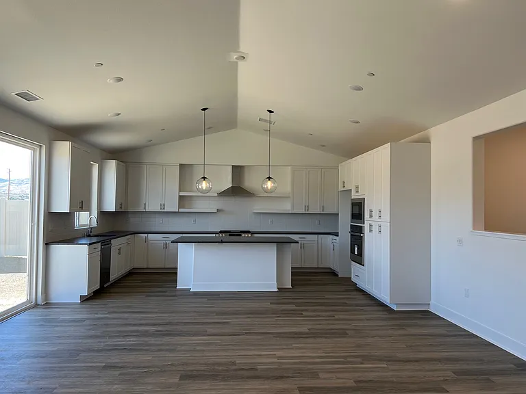 1840 Vincent Dr — Photo 2