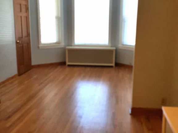 3rd image of 3748 N Claremont Ave #1