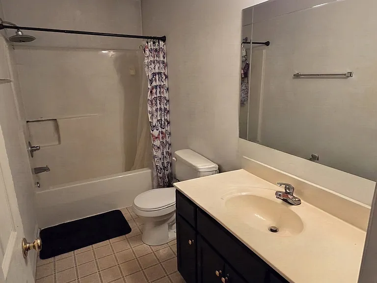 1340 W King St #202 — Photo 3
