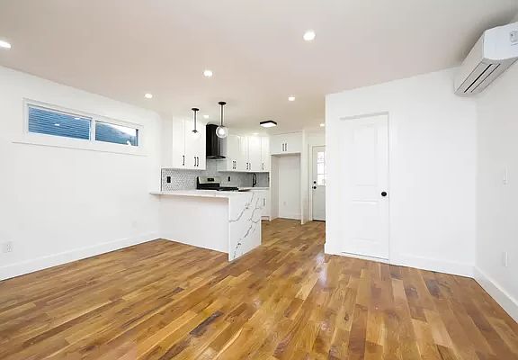 4th image of 114-44 197th St