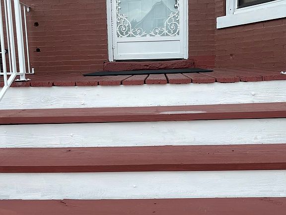 3rd image of 906 W 71st St