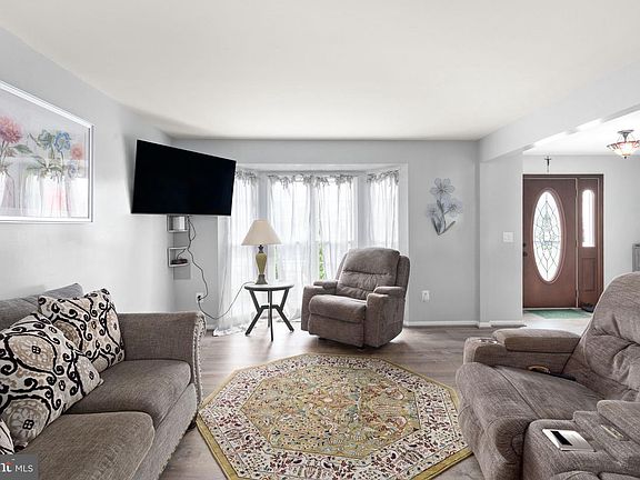 4th image of 716 Brooke Ct