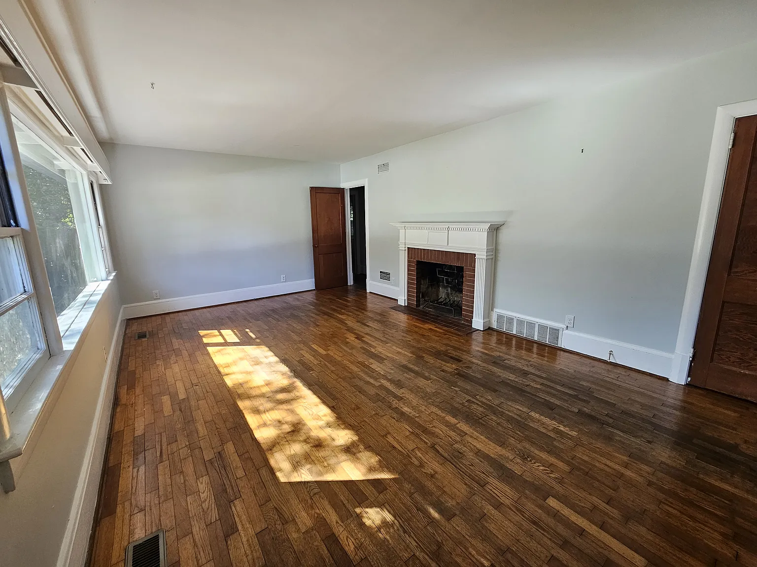 3 bed, 1200 sqft, $1,895 — Photo 2