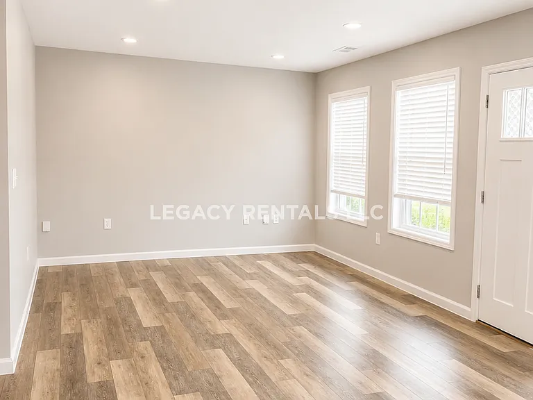 240 Longwood Ln #1 — Photo 2