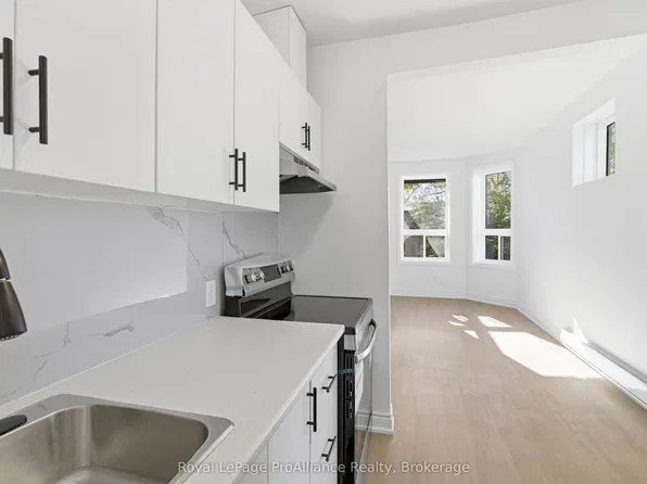 380 Park St N #4, Peterborough, ON K9H 4P8