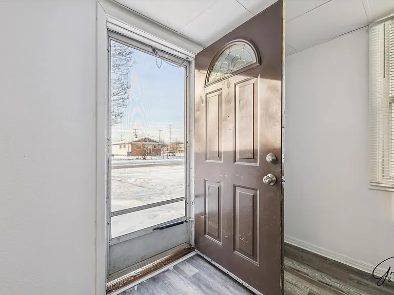 2615 Emmons Ave — Photo 2