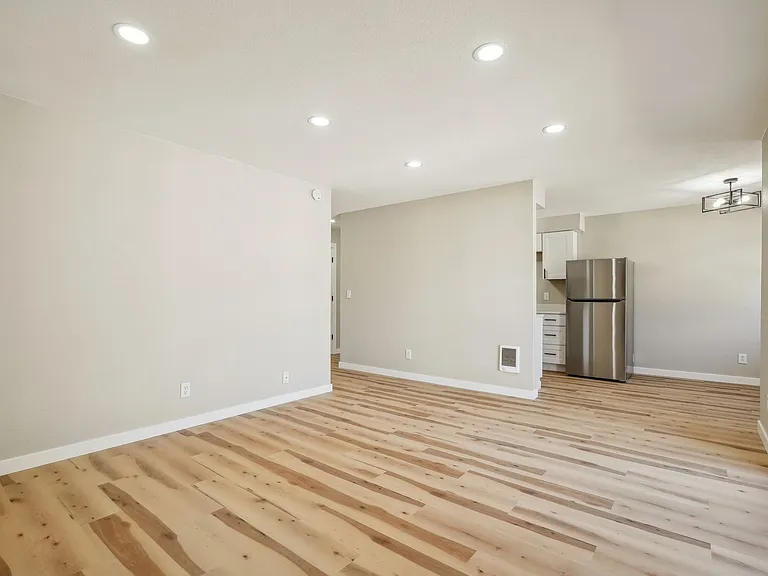 Sandy Terrace Apartments — Photo 43