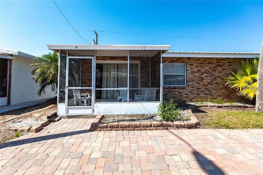 1 bed, 1.0 bath, 696 sqft, $7,470 — Photo 1
