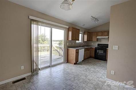 The kitchen offers an eat-in breakfast room,oak cabinetry, spacious pantry, oven/range, dishwasher, 