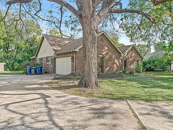4th image of 1104 Oakland Dr