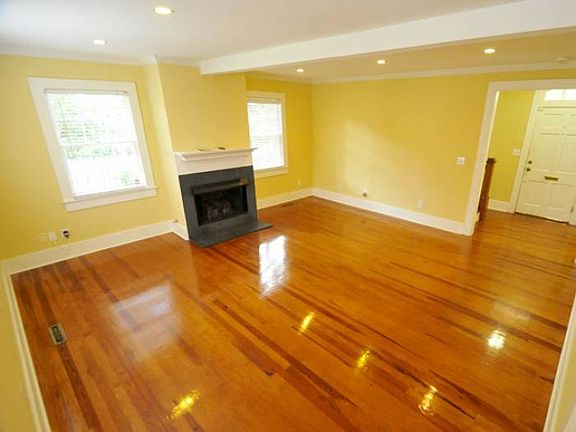 Living room w/fireplace