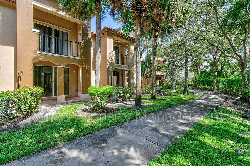 3 bed, 2.5 bath, 1607 sqft, $2,400 — Photo 2