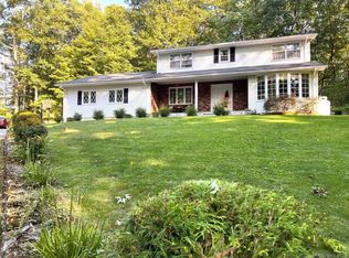 141 Ravenwood Dr, Middlebury, CT 06762