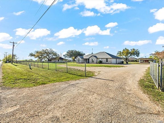 3rd image of 14890 Saint Hedwig Rd