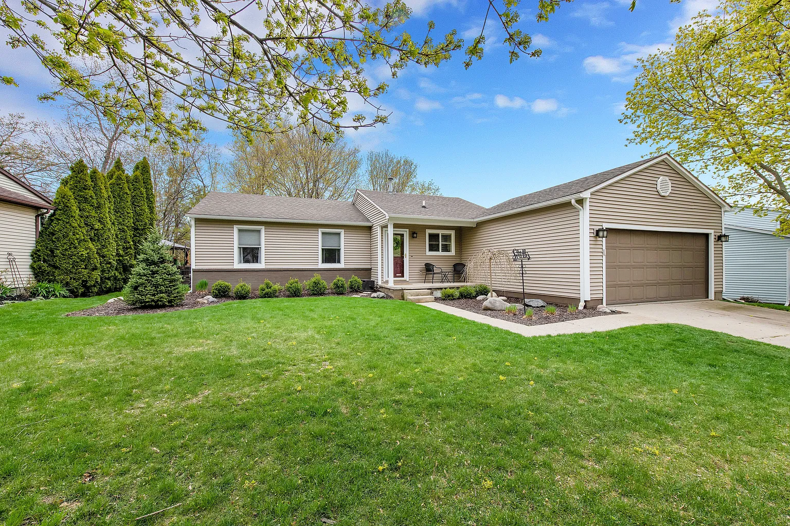895 Fairway Trails Dr photo 1