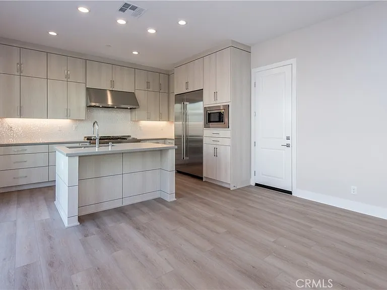 180 Longden — Photo 3