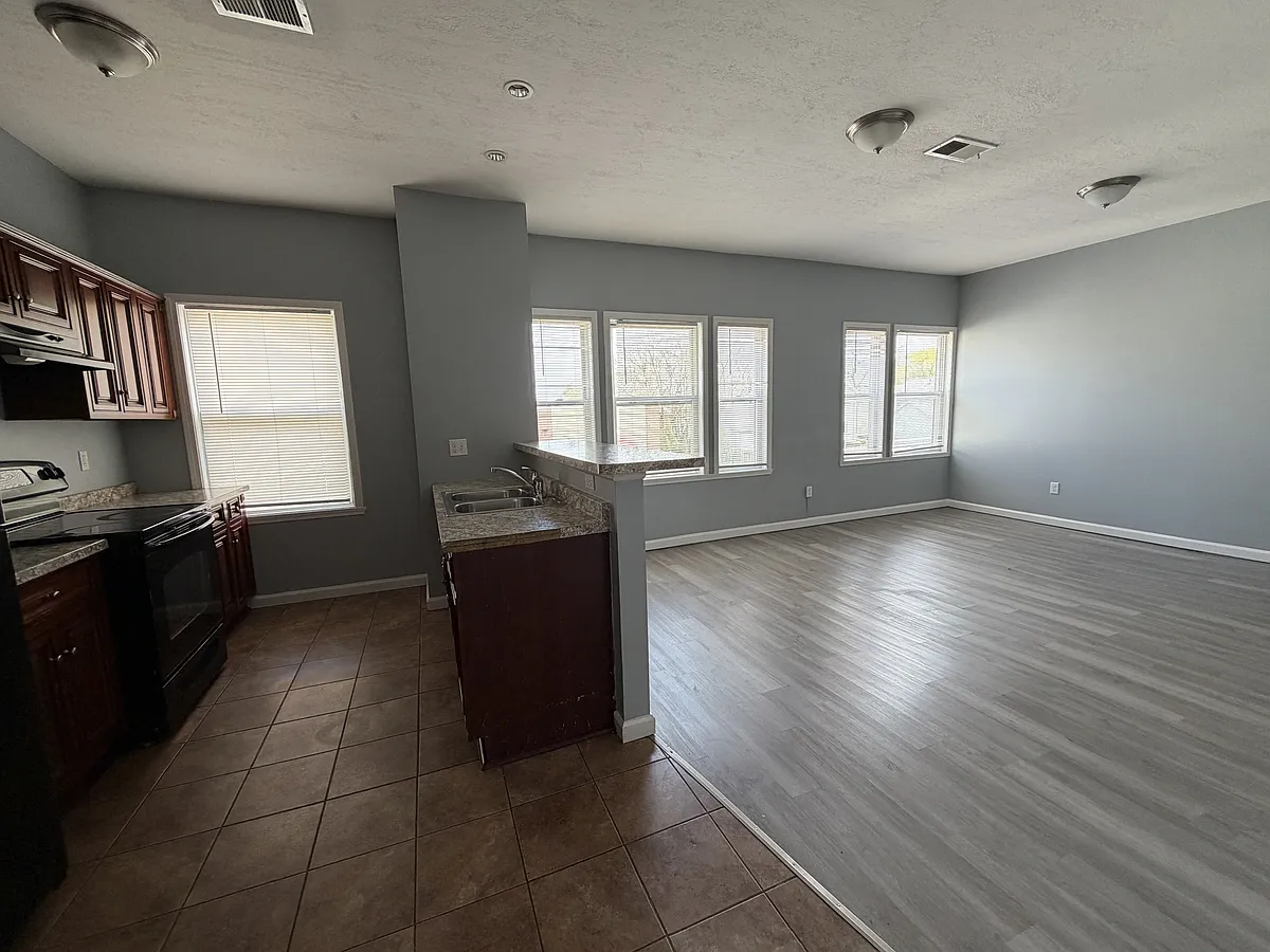 Building Photo - 751-757 W Main St #D