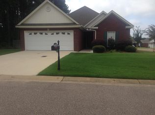 136 Brittany Dr N, Elmore, AL 36025