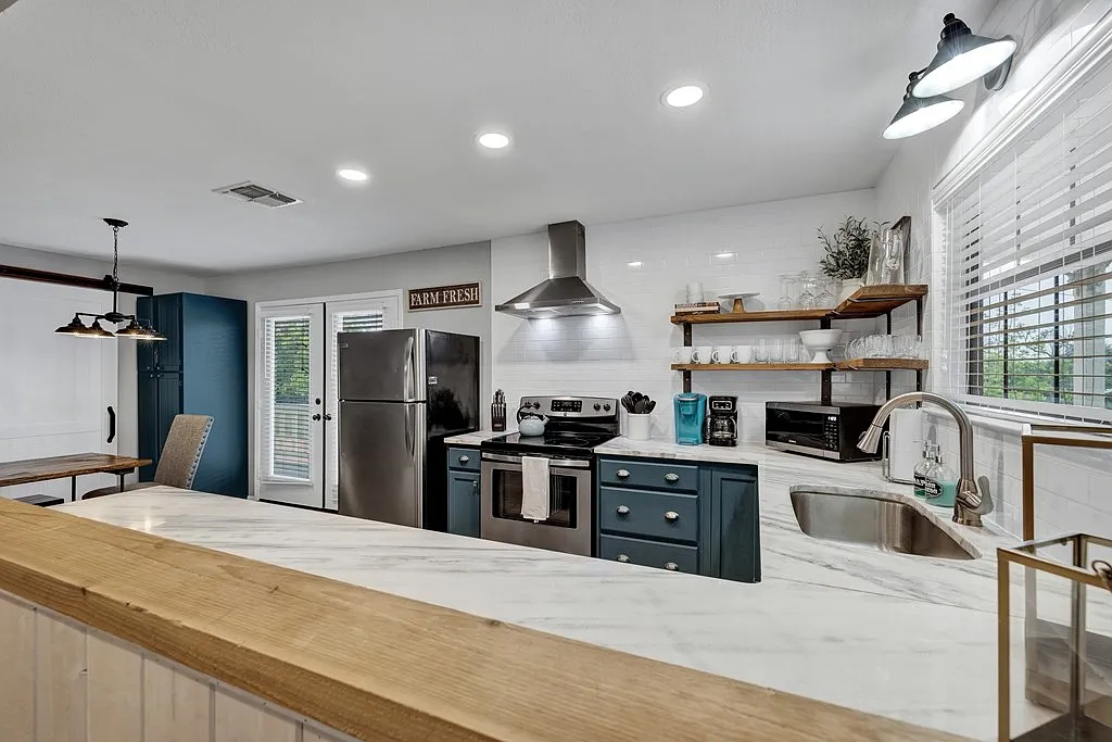 3 bed, 1366 sqft, $2,600 — Photo 4