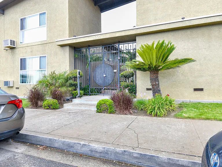 1005 E Doran St #J — Photo 22