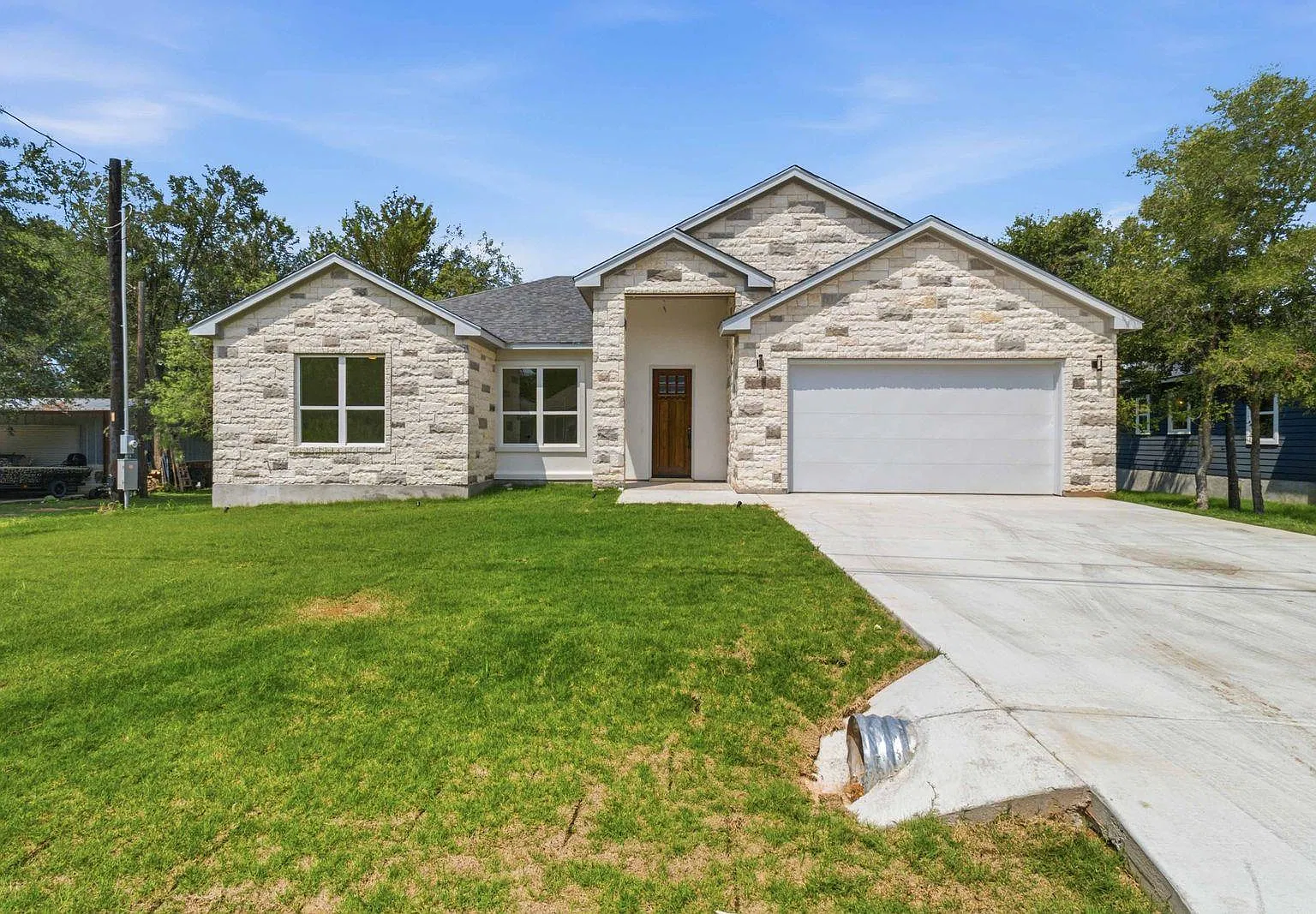 3 bed, 2.0 bath, 1932 sqft, $2,500 — Photo 1