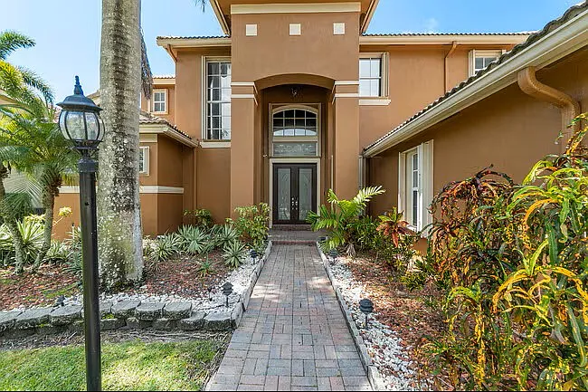 5 bed, 3952 sqft, $7,600 — Photo 2
