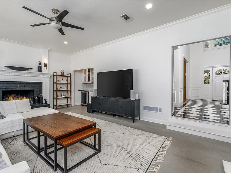3209 Gary Dr — Photo 10