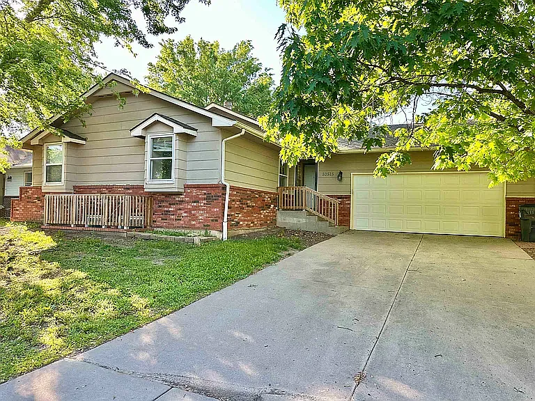 5 bed, 2015 sqft, $2,400 — Photo 2